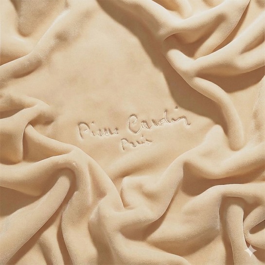 Manta Velvet para sofá y cama marca Pierre Cardin