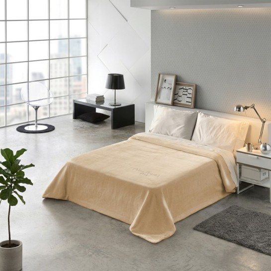 Manta Velvet para sofá y cama marca Pierre Cardin