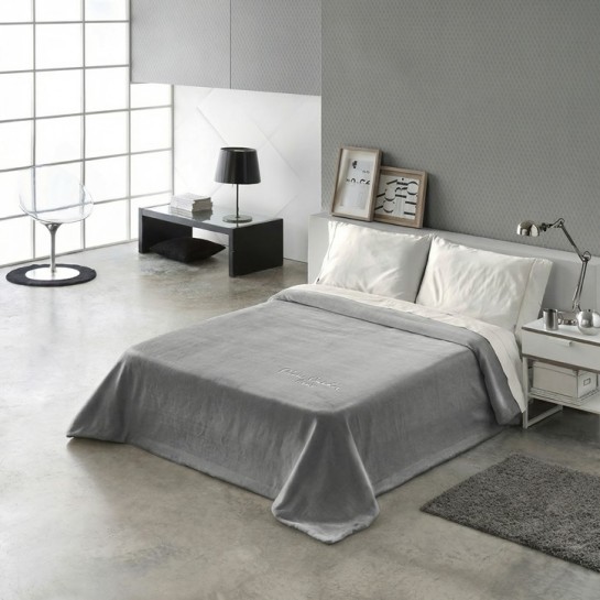 Manta Velvet para sofá y cama marca Pierre Cardin