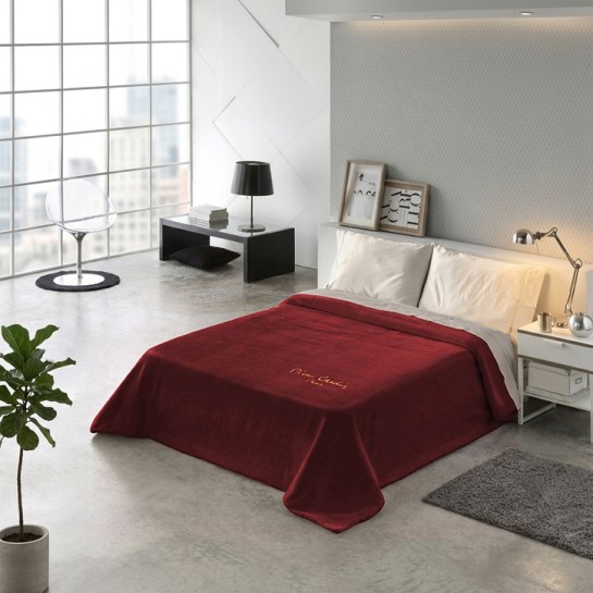 Manta Velvet para sofá y cama marca Pierre Cardin